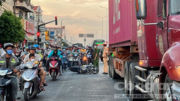 Xe máy va chạm xe container, cô gái tử vong thương tâm khi đi chơi lễ