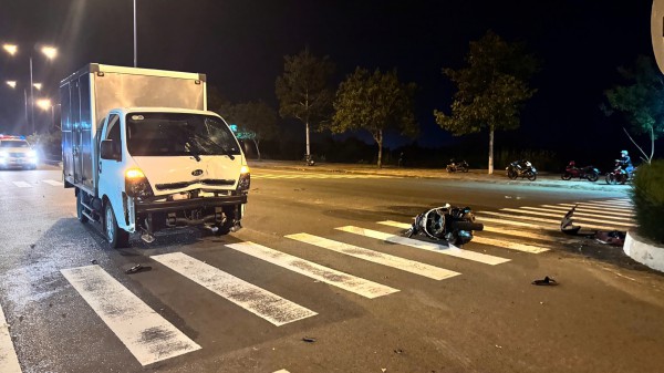 Xe máy va chạm xe tải ở Mũi Né khiến hai người tử vong Xe máy va chạm xe tải ở Mũi Né khiến hai người tử vong