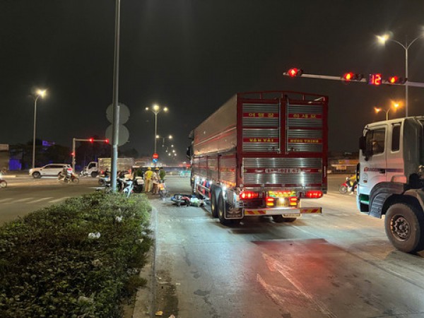 Xe máy va chạm xe tải tại ngã tư Mỹ Phước Tân Vạn - Quốc lộ 1K, người phụ nữ tử vong