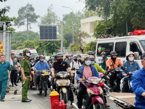 Xe máy va quẹt xe đạp chở hàng cồng kềnh, nam sinh ngã xuống bị xe buýt cán tử vong