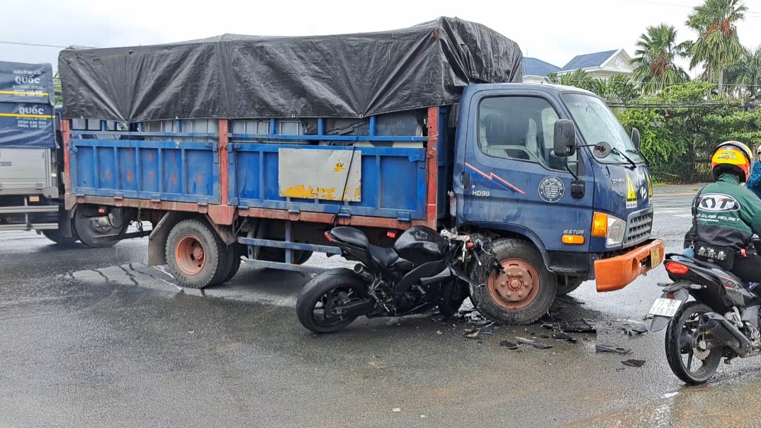 Xe mô tô phân khối lớn lao thẳng vào xe tải, 1 thanh niên bị thương nặng
