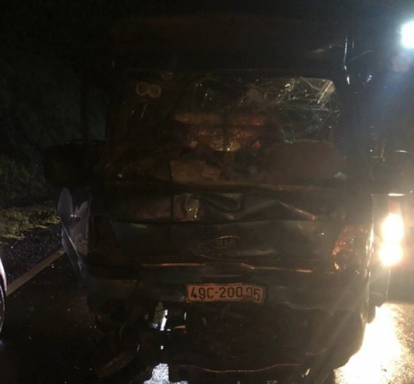 Xe ô tô tông vào nhà dân, 2 người tử vong