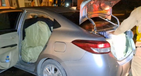 Xe ôtô tông loạn xạ trên cao tốc, lao vào xe chở đầy thuốc lá nhập lậu