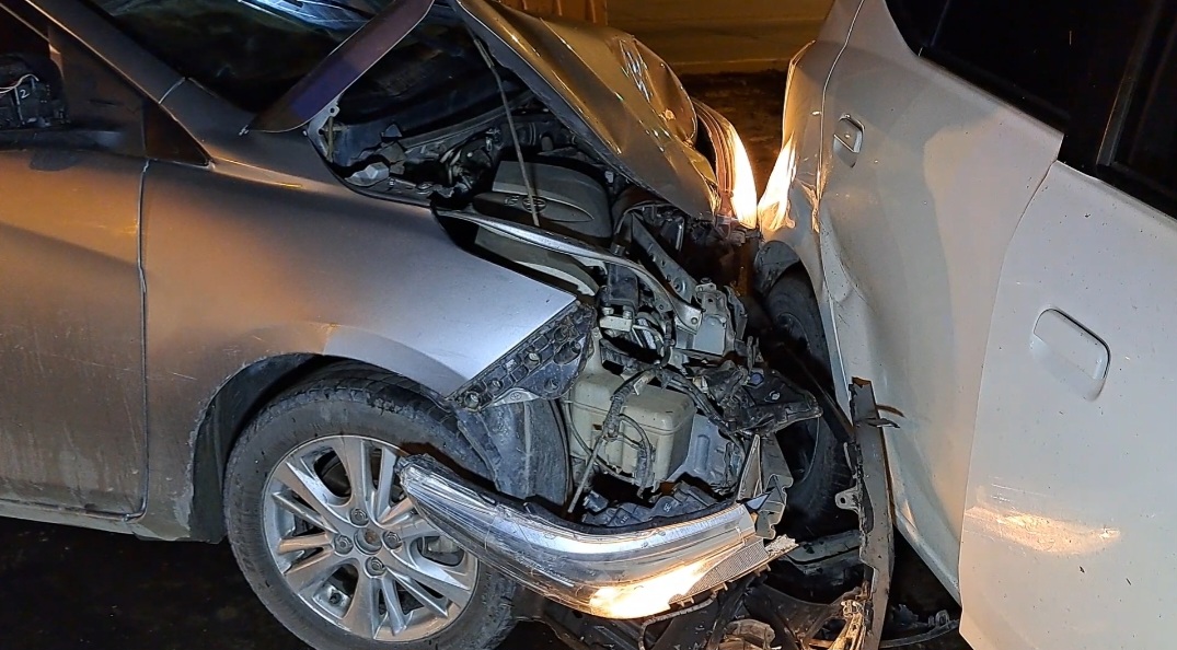 Xe ôtô tông loạn xạ trên cao tốc, lao vào xe chở đầy thuốc lá nhập lậu