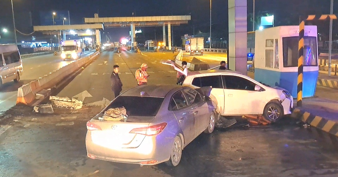 Xe ôtô tông loạn xạ trên cao tốc, lao vào xe chở đầy thuốc lá nhập lậu