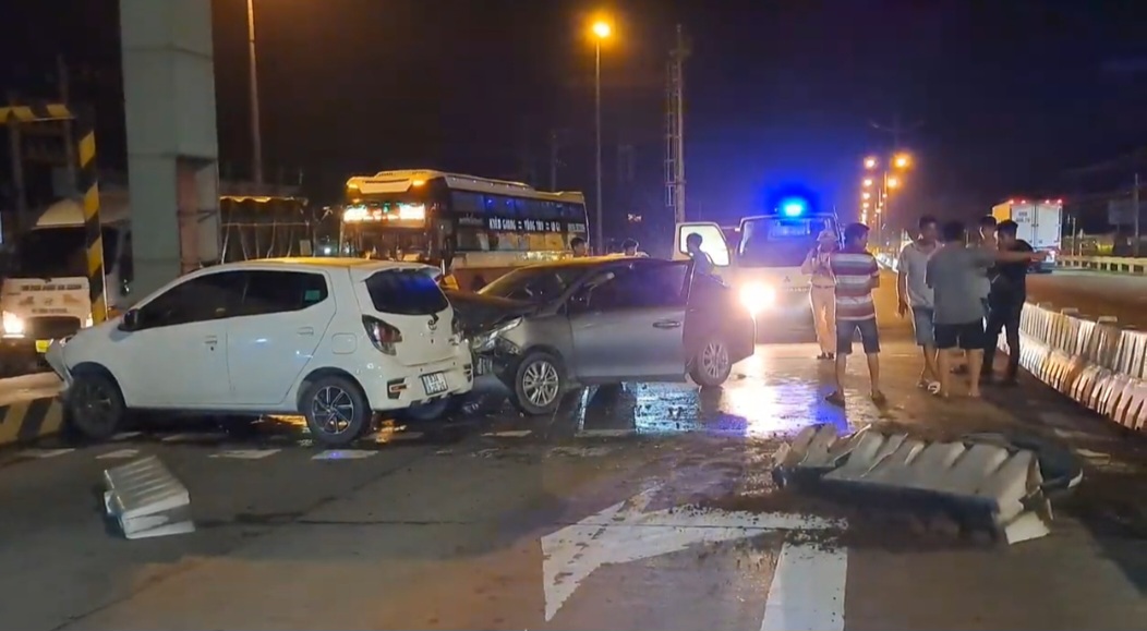 Xe ôtô tông loạn xạ trên cao tốc, lao vào xe chở đầy thuốc lá nhập lậu