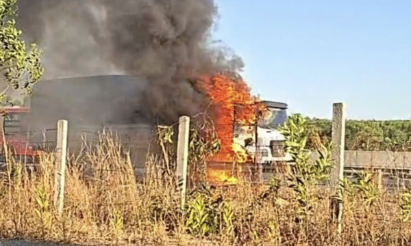 Xe tải bất ngờ bốc cháy ngùn ngụt trên cao tốc Phan Thiết - Dầu Giây