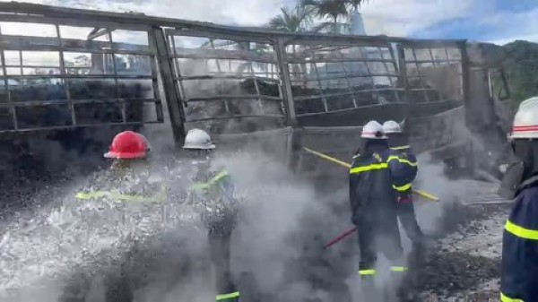 Xe tải chở hơn 15 tấn than cháy rụi trên đường Hồ Chí Minh