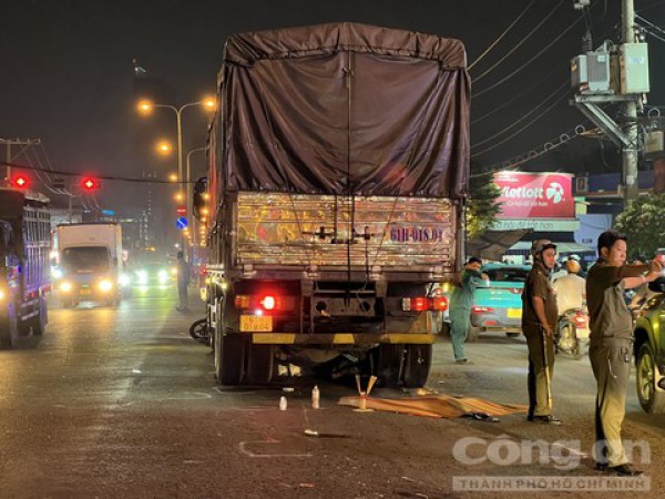 Xe tải cuốn xe máy vào gầm, hai mẹ con tử vong thương tâm ở TP.Thủ Đức