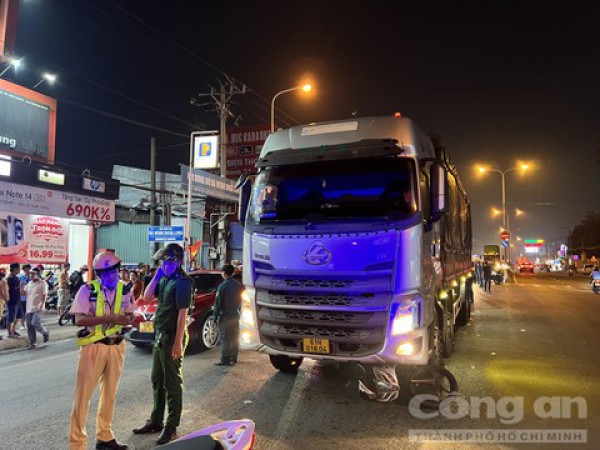 Xe tải cuốn xe máy vào gầm, hai mẹ con tử vong thương tâm ở TP.Thủ Đức