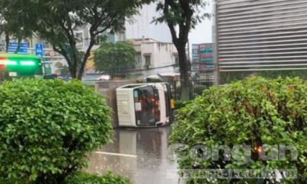 Xe tải đang chạy bỗng mất lái lật nhào, tài xế tử vong, giao thông ùn tắc nghiêm trọng