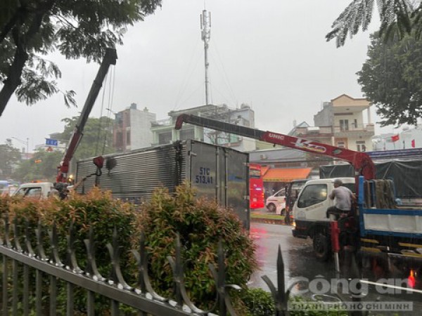 Xe tải đang chạy bỗng mất lái lật nhào, tài xế tử vong, giao thông ùn tắc nghiêm trọng