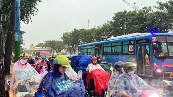 Xe tải đang chạy bỗng mất lái lật nhào, tài xế tử vong, giao thông ùn tắc nghiêm trọng