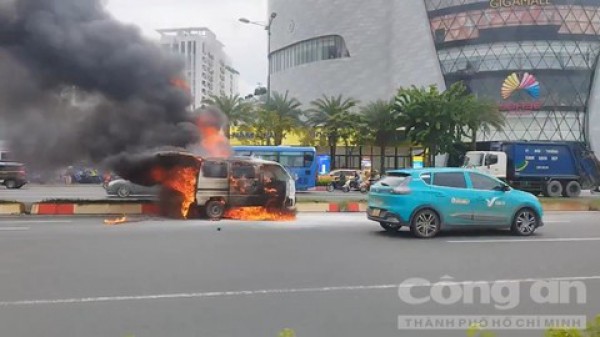 Xe tải đang chạy trên đường Phạm Văn Đồng bất ngờ cháy rụi