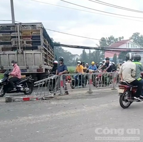 Xe tải lao qua làn đường ngược chiều, cuốn đôi nam nữ đi xe máy vào gầm