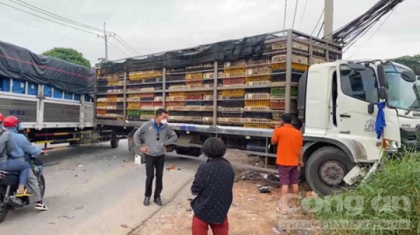 Xe tải lao qua làn đường ngược chiều, cuốn đôi nam nữ đi xe máy vào gầm