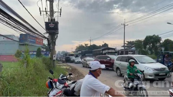 Xe tải lao qua làn đường ngược chiều, cuốn đôi nam nữ đi xe máy vào gầm