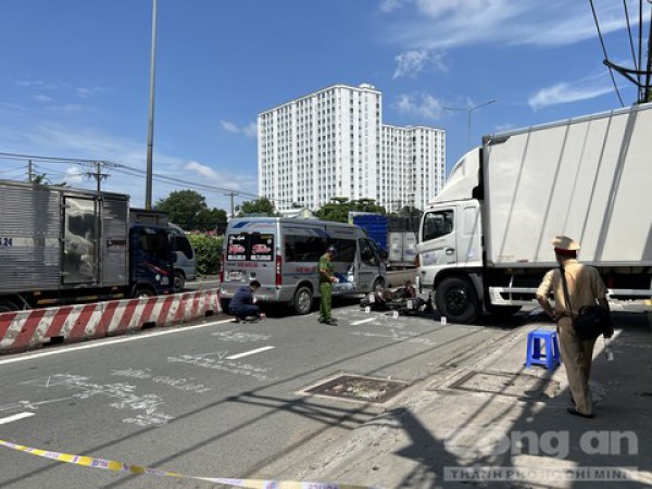 Xe tải lao từ trụ sở công ty ra Quốc lộ 1, tông tử vong 2 dì cháu