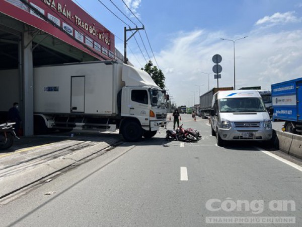 Xe tải lao từ trụ sở công ty ra Quốc lộ 1, tông tử vong 2 dì cháu