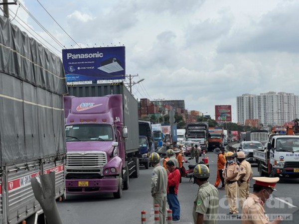 Xe tải lật nhào văng vào xe 7 chỗ, giao thông cửa ngõ TPHCM ùn tắc