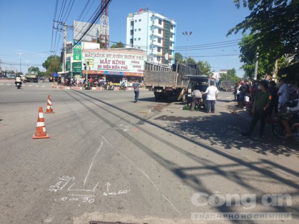 Xe tải ôm cua cán tử vong thương tâm một phụ nữ đi xe máy