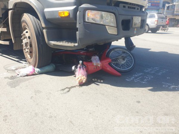 Xe tải ôm cua cán tử vong thương tâm một phụ nữ đi xe máy