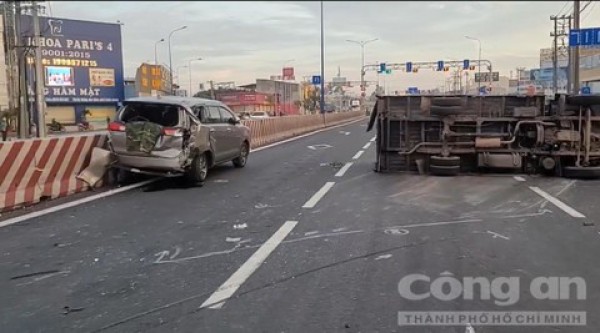 Xe tải tông bẹp đuôi xe 7 chỗ rồi lật ngang đường Xe tải tông bẹp đuôi xe 7 chỗ rồi lật ngang đường