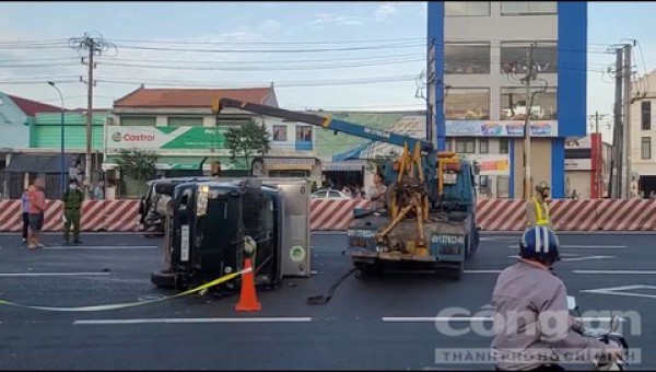 Xe tải tông bẹp đuôi xe 7 chỗ rồi lật ngang đường Xe tải tông bẹp đuôi xe 7 chỗ rồi lật ngang đường