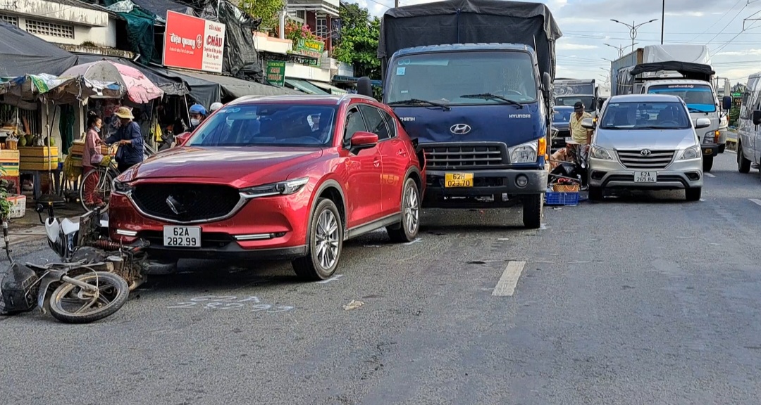 Xe tải tông hàng loạt ô tô và xe máy dừng đèn đỏ, nhiều người kêu cứu