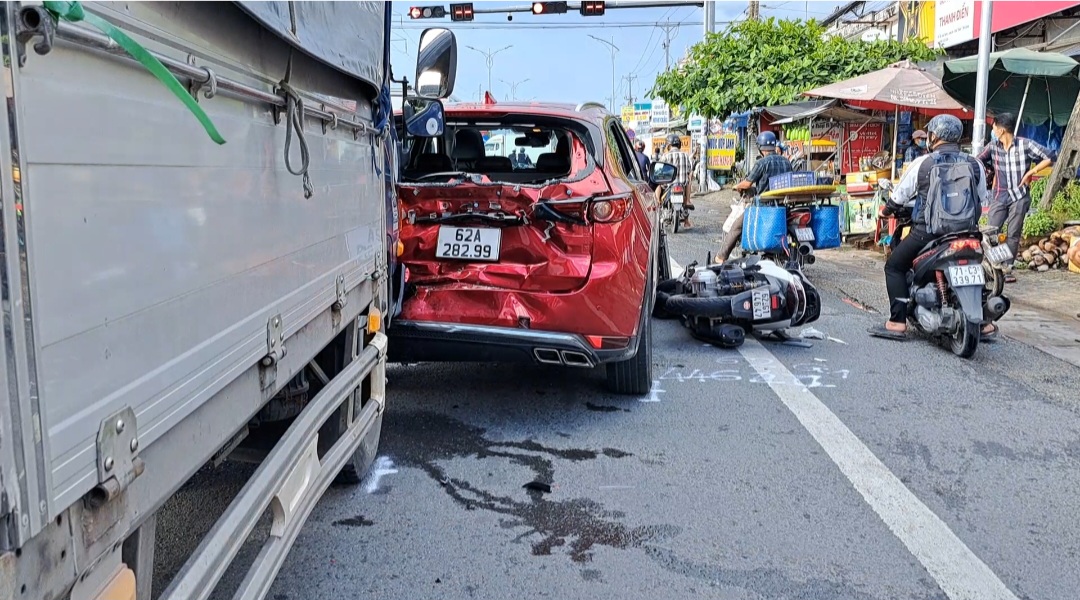Xe tải tông hàng loạt ô tô và xe máy dừng đèn đỏ, nhiều người kêu cứu