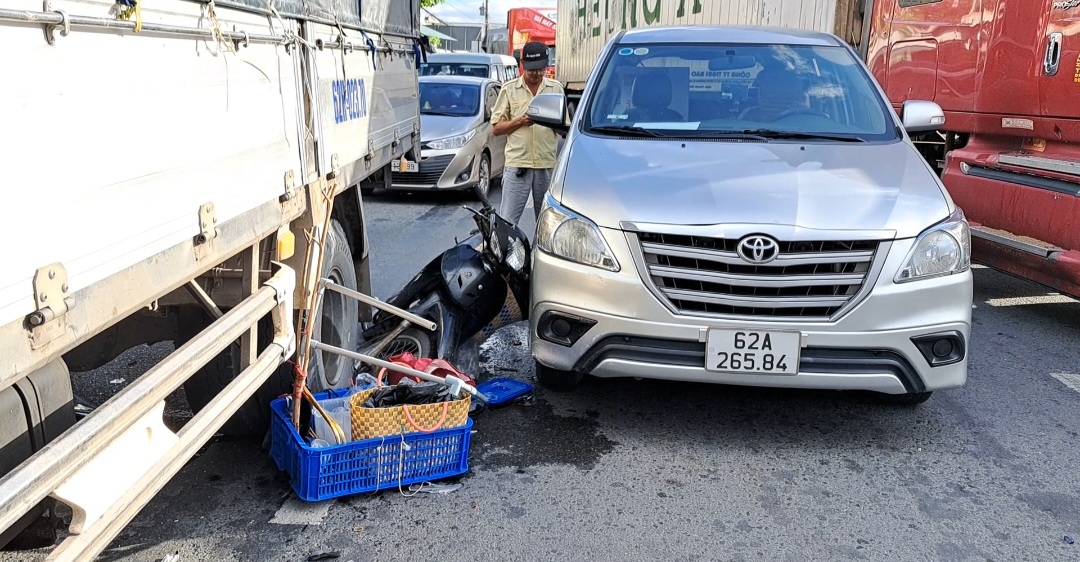 Xe tải tông hàng loạt ô tô và xe máy dừng đèn đỏ, nhiều người kêu cứu