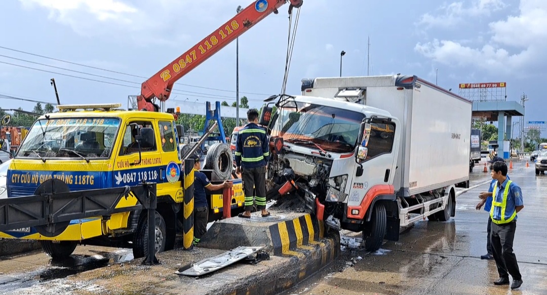 Xe tải tông hàng loạt ô tô và xe máy dừng đèn đỏ, nhiều người kêu cứu