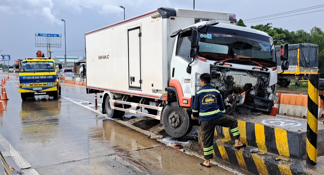 Xe tải tông hàng loạt ô tô và xe máy dừng đèn đỏ, nhiều người kêu cứu