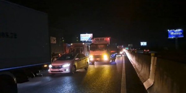 Xe tải “ủi” xe con xoay ngang trên cao tốc TPHCM-Trung Lương, nhiều người hú vía