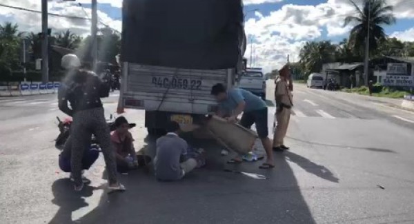 Xe tải va chạm xe máy, nữ sinh lớp 5 tử vong thương tâm