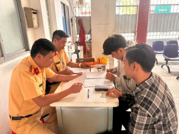 Xử lý hai thanh niên cản trở CSGT tại phường Bảy Hiền