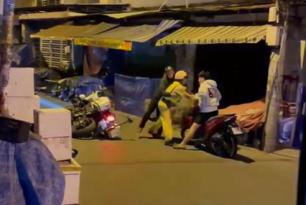 Xử lý hai thanh niên cản trở CSGT tại phường Bảy Hiền