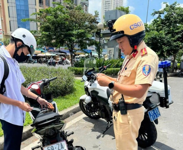 Xử lý hàng trăm học sinh vi phạm giao thông trong ngày đầu CSGT TPHCM ra quân