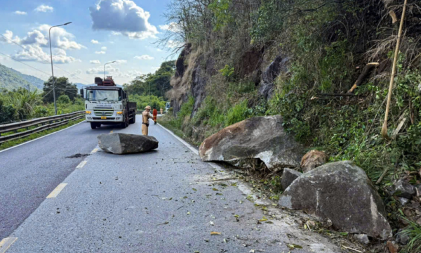 Xử lý khối đá 15 tấn chênh vênh trên đỉnh đèo Bảo Lộc có nguy cơ uy hiếp an toàn giao thông Xử lý khối đá 15 tấn chênh vênh trên đỉnh đèo Bảo Lộc có nguy cơ uy hiếp an toàn giao thông