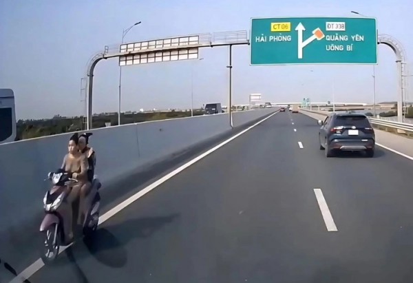 Xử phạt hai thiếu nữ “3 không”, phóng xe môtô ngược chiều trên cao tốc