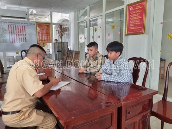 Xử phạt nghiêm thanh niên không đội mũ bảo hiểm, lái xe bằng chân trên quốc lộ