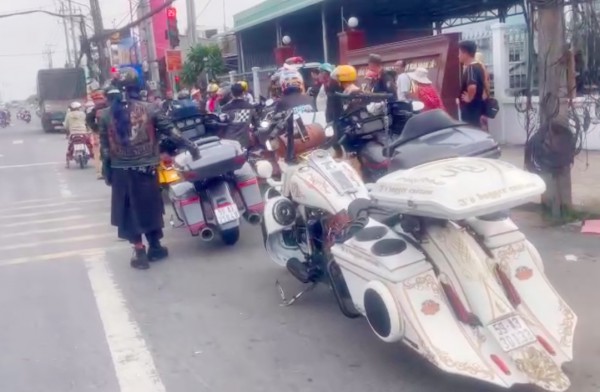 Xử phạt nhiều lỗi vi phạm đối với 16 người điều khiển xe phân khối lớn sau khi dự “đại hội mô tô” Xử phạt nhiều lỗi vi phạm đối với 16 người điều khiển xe phân khối lớn sau khi dự “đại hội mô tô”