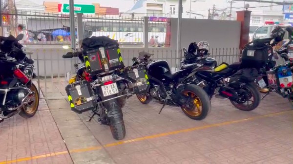 Xử phạt nhiều lỗi vi phạm đối với 16 người điều khiển xe phân khối lớn sau khi dự “đại hội mô tô” Xử phạt nhiều lỗi vi phạm đối với 16 người điều khiển xe phân khối lớn sau khi dự “đại hội mô tô”