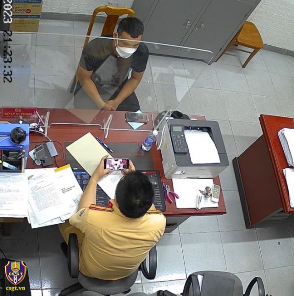 Xử phạt tài xế xe bán tải dán băng dính, sửa biển số