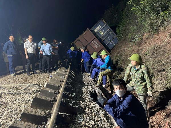 Xuyên đêm cứu hộ tàu hàng bị lật sau khi tông gãy đôi xe tải tại Hà Tĩnh