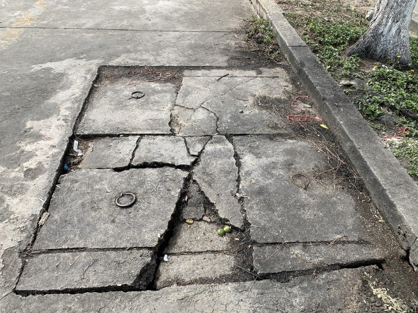 Đà Nẵng: Hàng loạt nắp cống, hố ga hư hại đang “bẫy” người dân đi biển