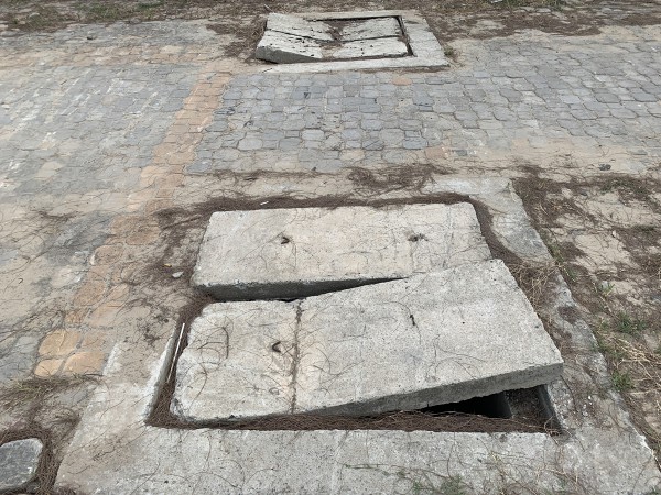 Đà Nẵng: Hàng loạt nắp cống, hố ga hư hại đang “bẫy” người dân đi biển