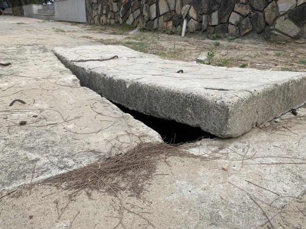 Đà Nẵng: Hàng loạt nắp cống, hố ga hư hại đang “bẫy” người dân đi biển