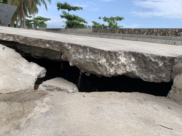 Đà Nẵng: Hàng loạt nắp cống, hố ga hư hại đang “bẫy” người dân đi biển