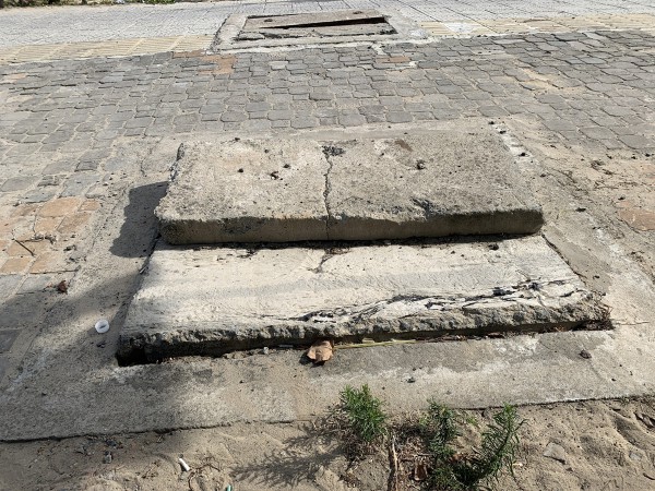 Đà Nẵng: Hàng loạt nắp cống, hố ga hư hại đang “bẫy” người dân đi biển